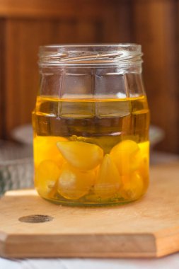 Cam kavanozda sarımsaklı yağ. Yaklaş.