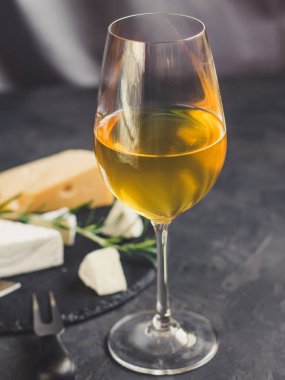 Peynirli beyaz şarap.