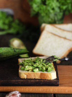 Avokadolu sandviç. Yakın çekim.