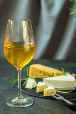Peynirli beyaz şarap.