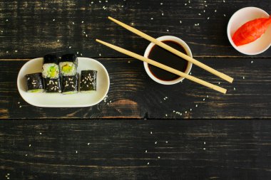 Masada nefis suşi seti, geleneksel Asya mutfağı.