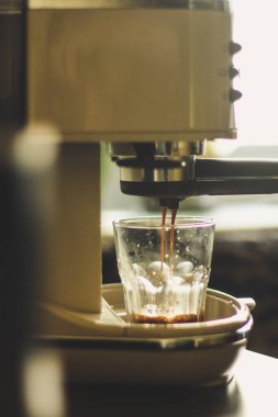 Ahşap zemin üzerinde bir bardak kahve içeceği.