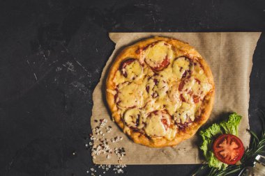 Ev yapımı salamlı ve peynirli pizza. 