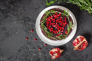 Nar tohumlarıyla süslenmiş kremalı çikolatalı pasta.