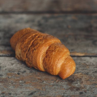 Sıcak kruvasan taze porsiyon yemek için hazır yemek fotokopisi arka plan kırsalında. en üstteki görünüm