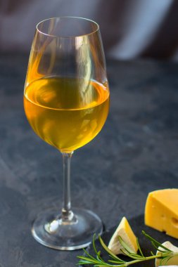 Peynirli beyaz şarap.