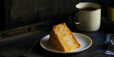 Tahta masada bir fincan çayla ev yapımı kek.