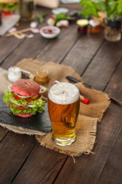 Pembe çörekli ve biralı burger 