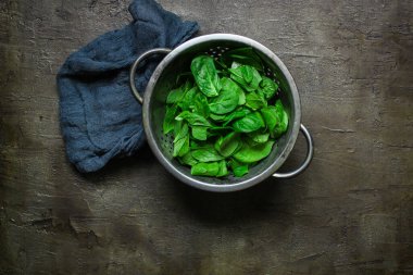 Gri arkaplanda taze ıspanak yapraklarının üst görüntüsü