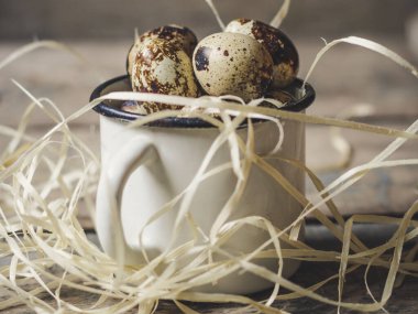 Metal bardakta bıldırcın yumurtası 