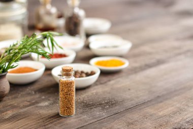 Masadaki çeşitli aromatik baharat ve bitkilerin yakın plan görüntüsü