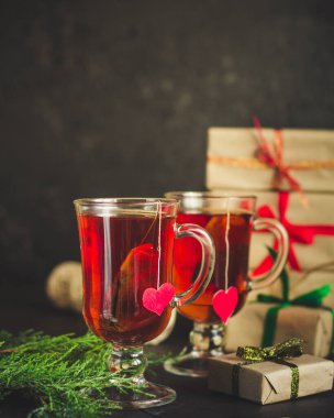 Çay ve hediyeler şenlikli arka plan