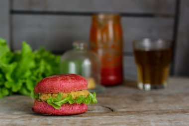 Kırmızı burger, etli sandviç ve pembe çörek.