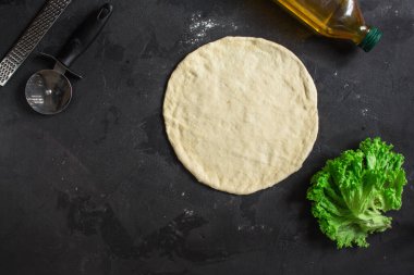 Ev yapımı pizza hazırlama malzemelerinin üst görünümü