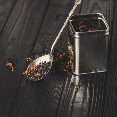 Kavanozda yapraklı çay yakın.