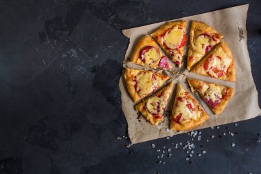 Ev yapımı salamlı ve peynirli pizza. 