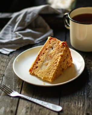Tahta masada bir fincan çayla ev yapımı kek.