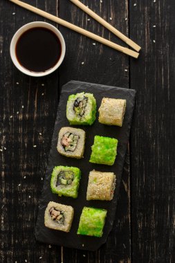 Masada nefis suşi seti, geleneksel Asya mutfağı.