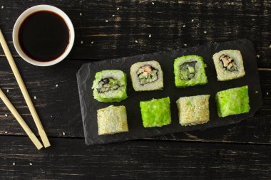 Masada nefis suşi seti, geleneksel Asya mutfağı.