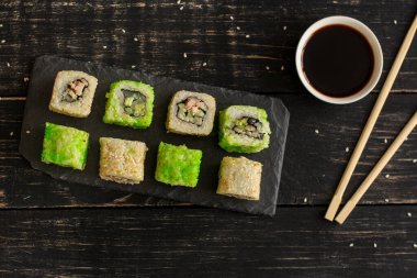 Masada nefis suşi seti, geleneksel Asya mutfağı.