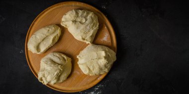 Ev yapımı pizza hazırlama malzemelerinin üst görünümü