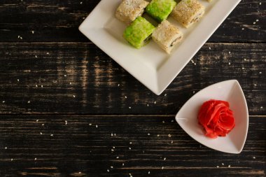 Masada nefis suşi seti, geleneksel Asya mutfağı.