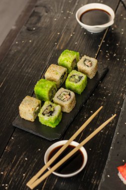 Masada nefis suşi seti, geleneksel Asya mutfağı.