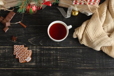 Marşmelovlu bir fincan çay ve ahşap arka planda noel süslemeleri.