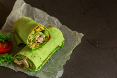 Tavuk ve sebzeli yeşil rulo.
