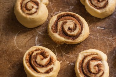 Ev yapımı tarçınlı çörek hazırlama