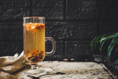 Kurumuş meyveli çay