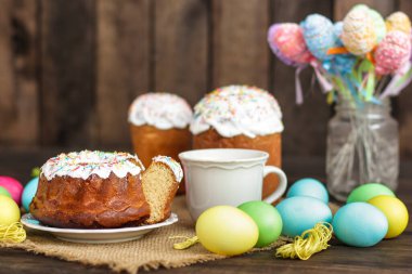 Paskalya pastası ve yumurtalı tatil kompozisyonu