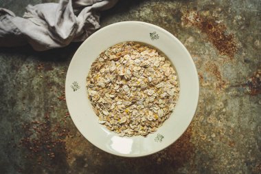 Yulaf gevreği, mısır gevreği, yulaf ezmesi, menü konsepti. yiyecek arka planı. 