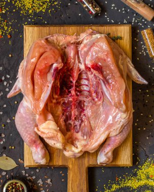 Çiğ tavuk pişirmeye hazırlanıyor. 