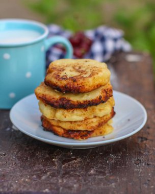 Taze böğürtlenli krep ve bir tabakta bal
