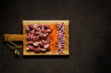 Çiğ tavuk kalbi. Kapat.