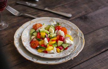 Tahta masada sebzeli salata.