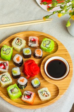Masada nefis suşi seti, geleneksel Asya mutfağı.
