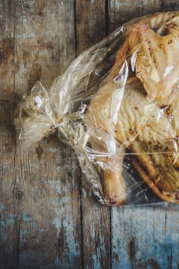 Tavuk tütünü çiğ kümes hayvanları taze porsiyon pişirmeye hazır yemek atıştırmalıklarını fotokopi makinesinin arka planında yemeye hazır. üst görünüm keto veya paleo diyeti