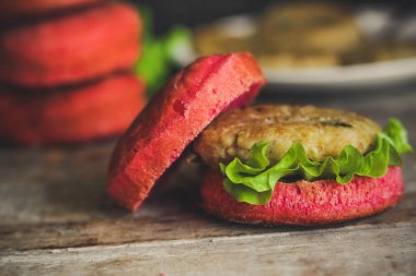 Kırmızı burger, etli sandviç ve pembe çörek.