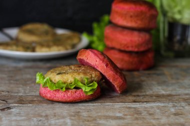 Kırmızı burger, etli sandviç ve pembe çörek.