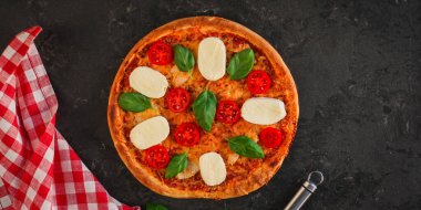Siyah arka planda mozzarella, fesleğen ve sebzeli pizza. Yakın çekim görüntüsü. Boşluğu kopyala