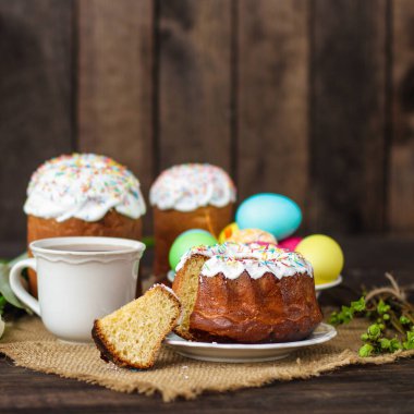 Paskalya pastası ve yumurtalı tatil kompozisyonu