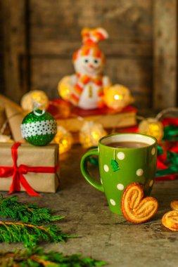 Noel arkaplanındaki bir fincan çayı kapat.
