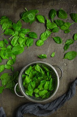 Gri arkaplanda taze ıspanak yapraklarının üst görüntüsü