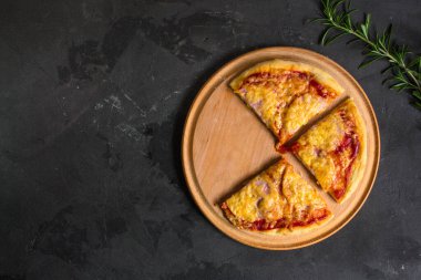 Ev yapımı salamlı ve peynirli pizza. 