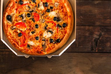 pizza, mantar, zeytin, tavuk, domates sosu, peynir, (pizza malzemeleri). Sıcak pizza. Üst Manzara. Boşluğu kopyala