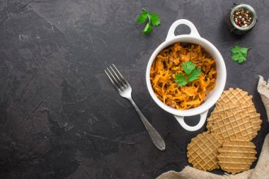 lahana yahnisi, mercimek, baharat, sebze (haşlanmış lahana). Vejetaryen yemekleri. Manzaralı. Boşluğu kopyala