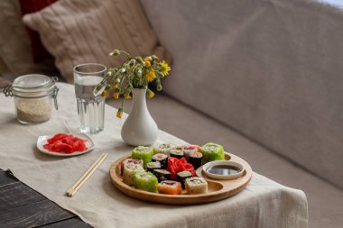 Masada nefis suşi seti, geleneksel Asya mutfağı.