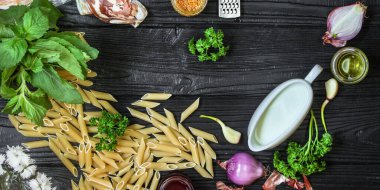 Hamonlu makarna malzemelerinin üst görünümü